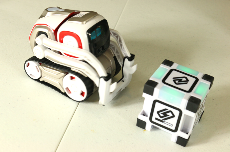 Cozmo comes with three interactive blocks for both solo and fleshie-assisted play.